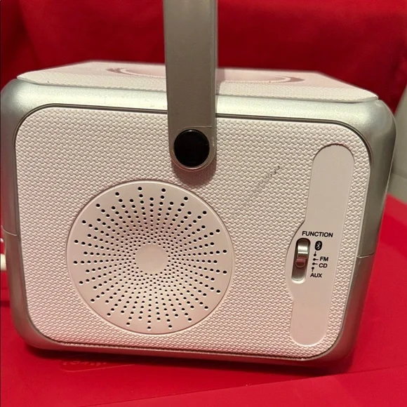 Jensen silver and white stereo cd player/radio - Picture 4 of 9